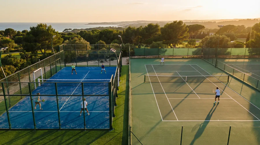 Pista de pádel y pista de tenis lado a lado mostrando las diferencias entre ambos deportes de raqueta